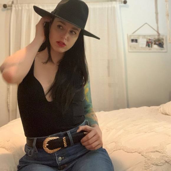 Profile Picture of Dani Mallette (@ribdanni) on Poshmark