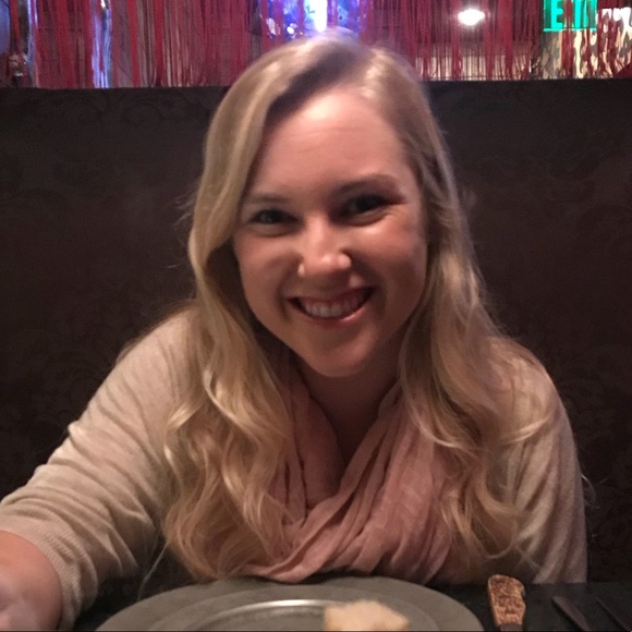 Profile Picture of Danielle Jaeckels (@djaeckels) on Poshmark