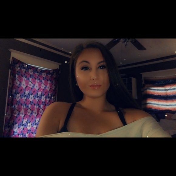 Ashlin Gladson - Poshmark Profile Picture of Ashlin Gladson (@joashlin27) on Poshmark