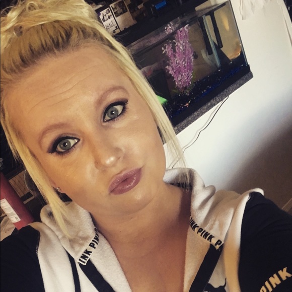 Profile Picture of Joanna Ozlanski (@jozlanski) on Poshmark