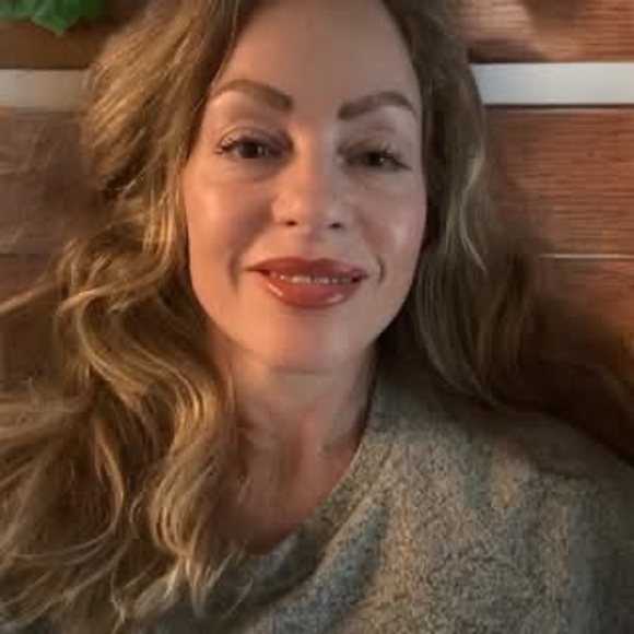 Profile Picture of Lynette Lea (@lynlea39) on Poshmark