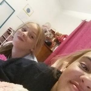 Profile Picture of Isabelle Powell (@989898isabelle) on Twitter