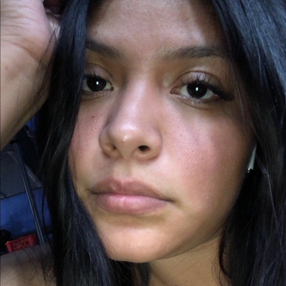 Profile Picture of Lucy Clemente (@lucyyy25) on Poshmark