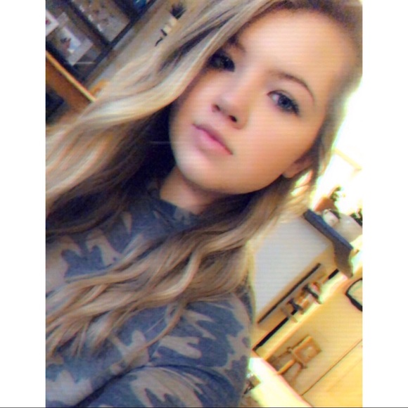 Profile Picture of Hannah Tocco (@hannahh_27) on Poshmark