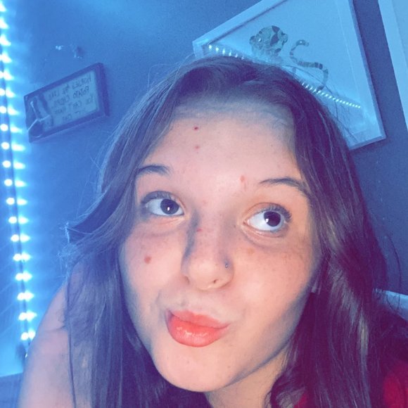 Profile Picture of Arianna Manges (@ariannamanges) on Poshmark