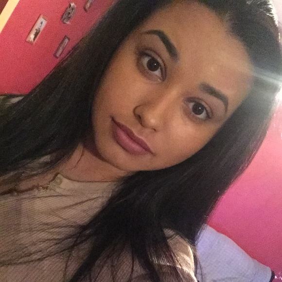 Profile Picture of Isabel Nieves (@ebell112) on Poshmark