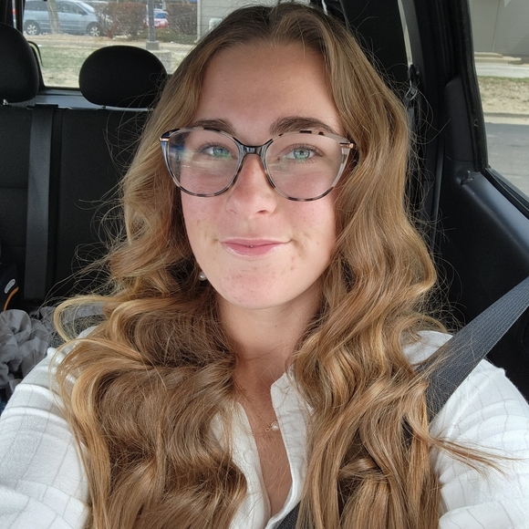 Profile Picture of Kara Balliew (@kdballiew) on Poshmark