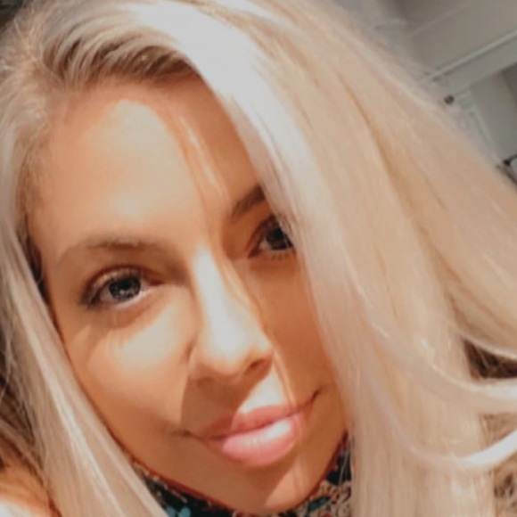 Profile Picture of Cara Hueter (@chueter) on Poshmark