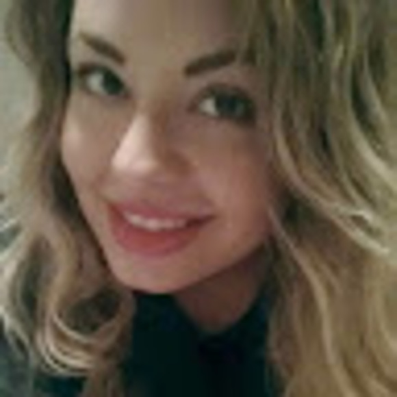 Profile Picture of Whitney Gull (@whitneyylaroo2) on Poshmark