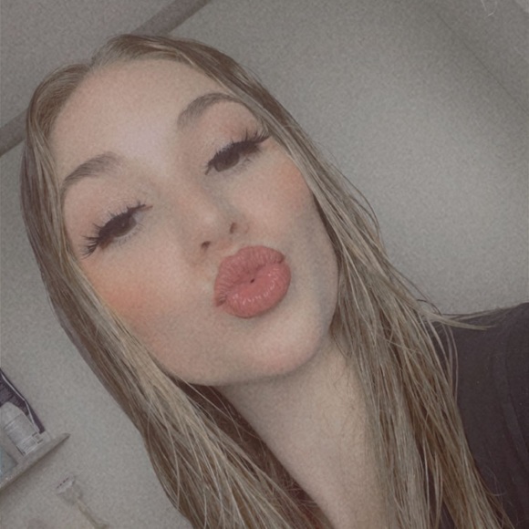 Jilliann Waters - Poshmark Profile Picture of Jilliann Waters (@jilliannwaters) on Poshmark