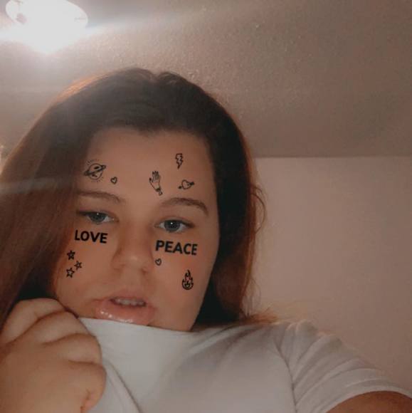 Profile Picture of Ashlyn Perry (@prettyeyebunny) on Poshmark