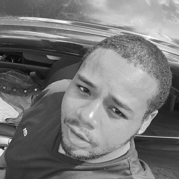 Profile Picture of Daniel Henry (@daniel070) on Poshmark