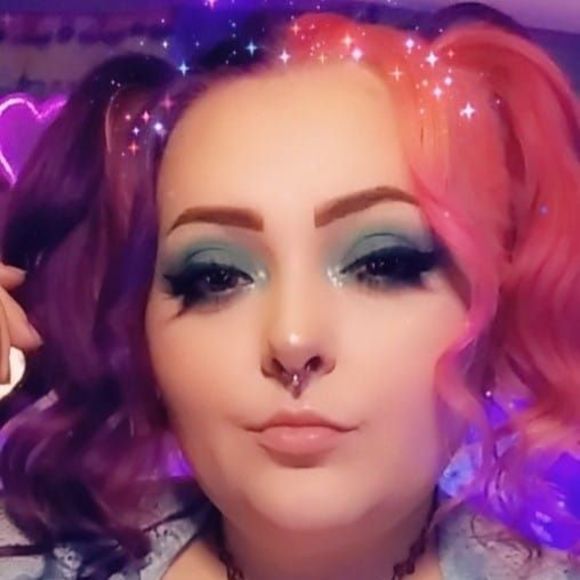 Profile Picture of Sabrina Winheim (@a_colorful_win) on Poshmark