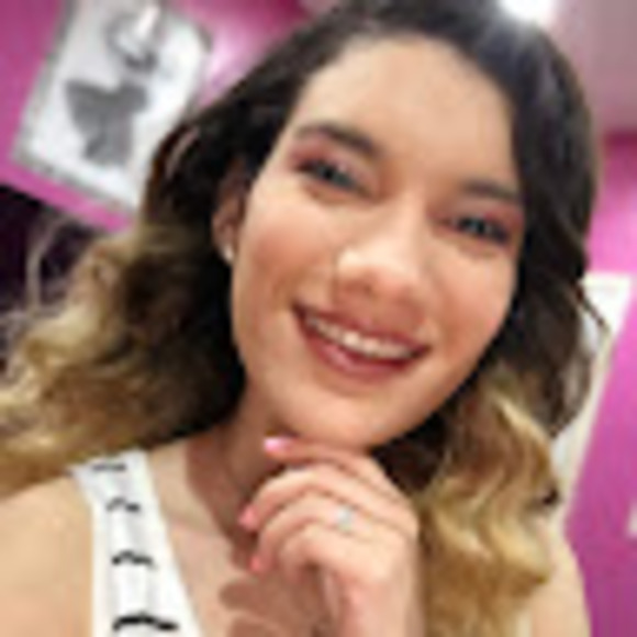 Profile Picture of Leslie Lima (@lesliej1996) on Poshmark