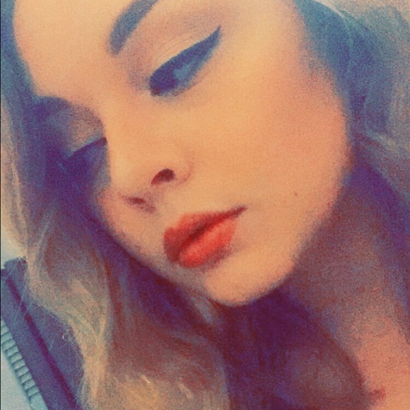 Profile Picture of Rebecca Swinford (@kubiaya) on Poshmark