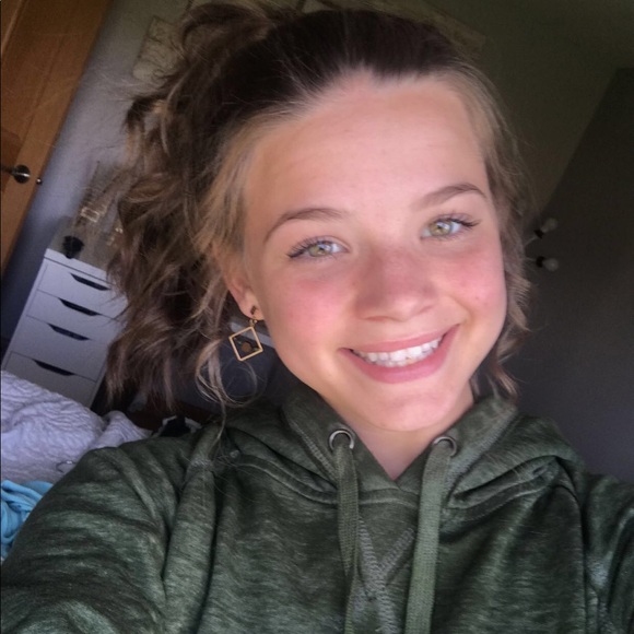 Profile Picture of Grace Sveen (@grace_sveen) on Poshmark