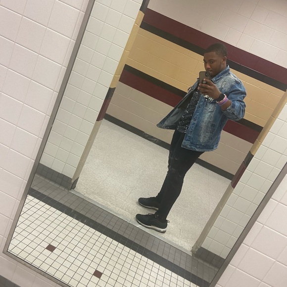 Profile Picture of Arthur Roberts (@arthur200415) on Poshmark
