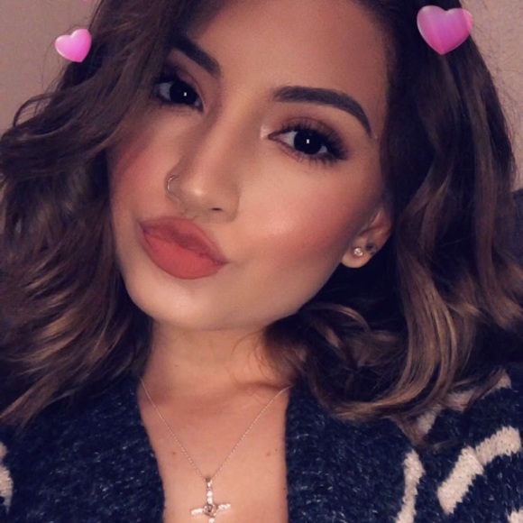 Profile Picture of Jessica Arreguin (@jessflor12) on Poshmark