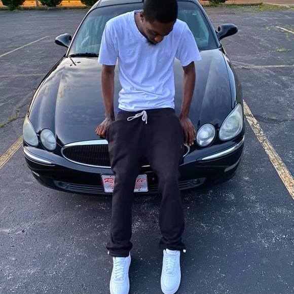 Profile Picture of Demond Taylor (@demond_taylor) on Poshmark