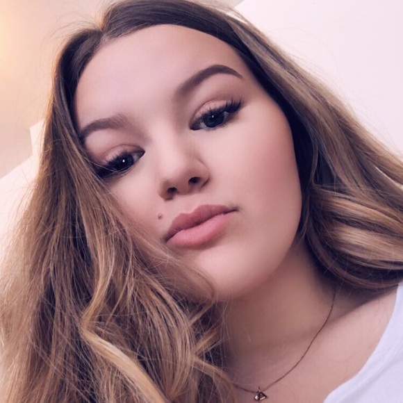 Profile Picture of Allison Wolfe (@allisonwolfe77) on Poshmark