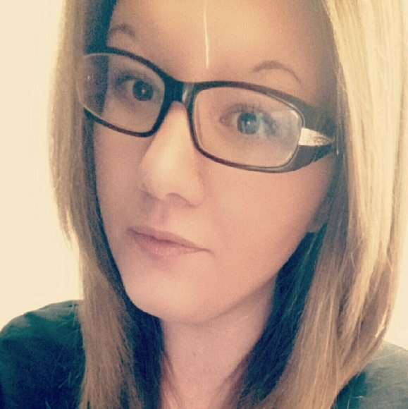 Profile Picture of Michal Kaspy (@shelloxoxokh) on Poshmark