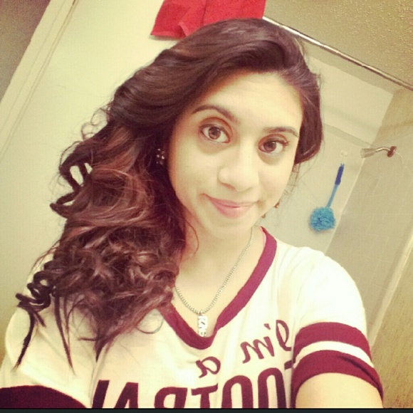 Profile Picture of Samantha Yracheta (@say2014) on Poshmark