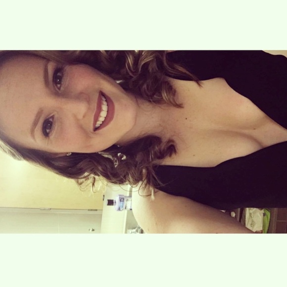 Profile Picture of Taylor Farrell (@taylogal725) on Poshmark