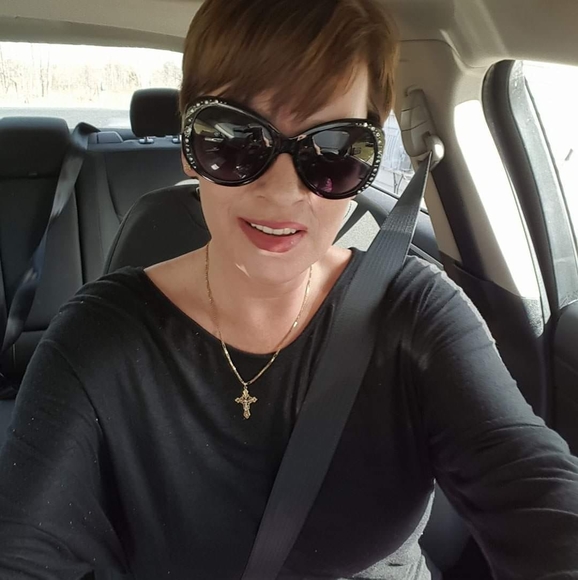 Profile Picture of Robin Deveau (@deveau01) on Poshmark