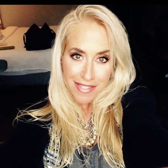 Profile Picture of A Dunphy (@amisamway) on Poshmark