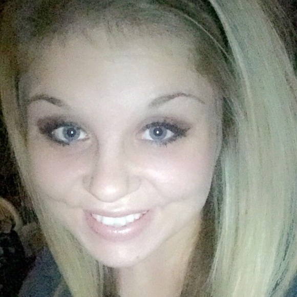 Brianna Askeland - Poshmark Profile Picture of Brianna Askeland (@mrsspearman) on Poshmark