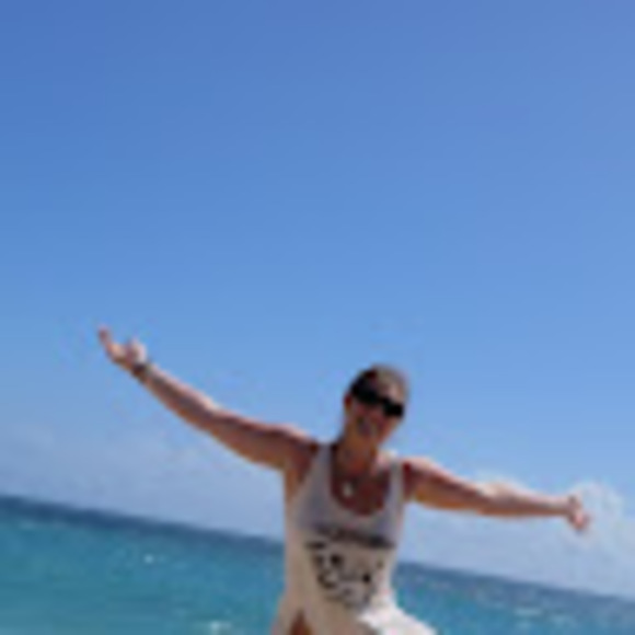 Profile Picture of Rebecca Goreham (@beccagoreham) on Poshmark