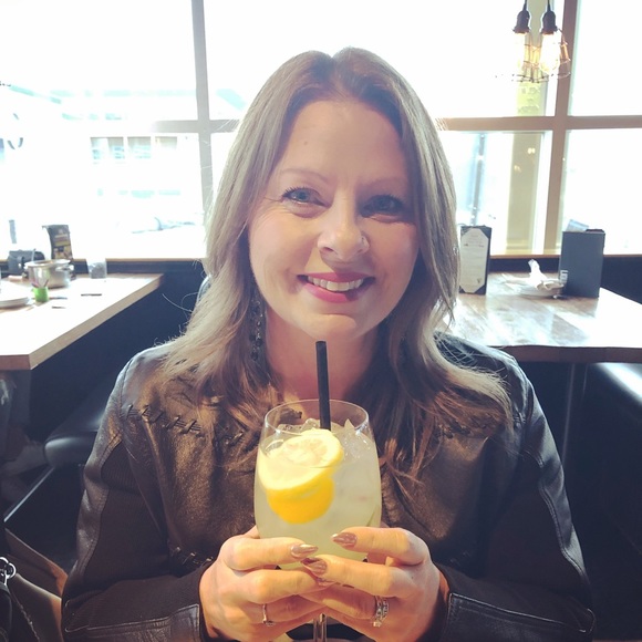 Profile Picture of Amanda Till (@aktill) on Poshmark