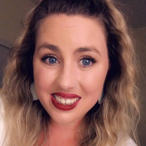 Profile Picture of April English (@aprilenglish849) on Poshmark