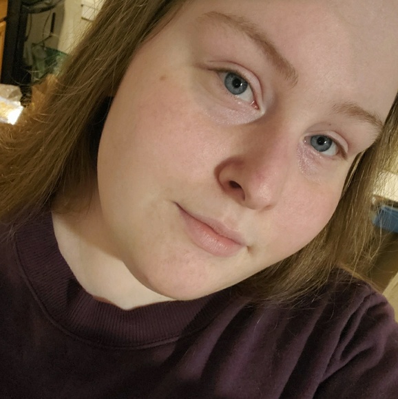 Profile Picture of Joelle Aumer (@ajlynn77) on Poshmark