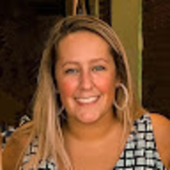 Profile Picture of Maddie Stutheit (@mastutheit) on Poshmark