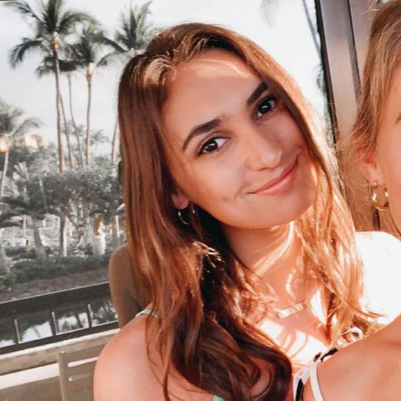 Profile Picture of Elizabeth Walcutt (@ewalcutt) on Poshmark