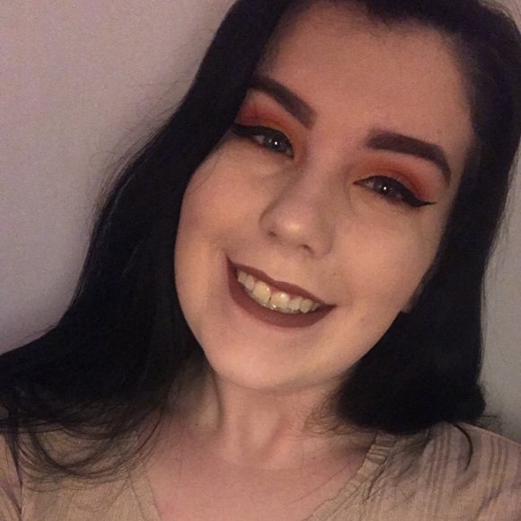 Profile Picture of Zoe Irey (@zoenycole) on Poshmark
