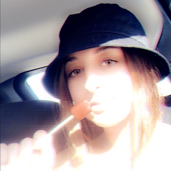 Profile Picture of Danielle Shapiro (@danielleshap) on Poshmark