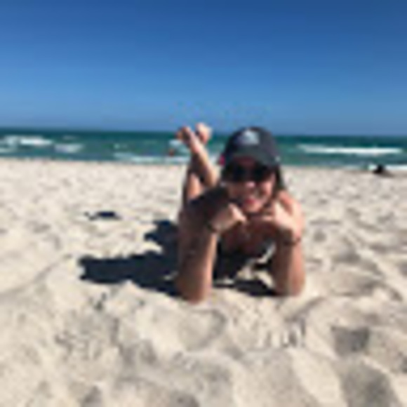 Profile Picture of Dani Bunting (@dmbunting16) on Poshmark