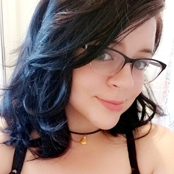 Profile Picture of Danielle Pahl (@dangerfer) on Poshmark