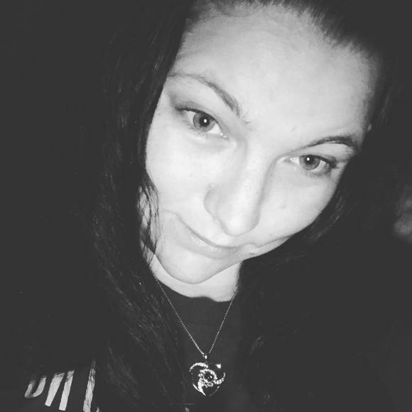 Profile Picture of Melinda Bernas (@mommyofles) on Poshmark