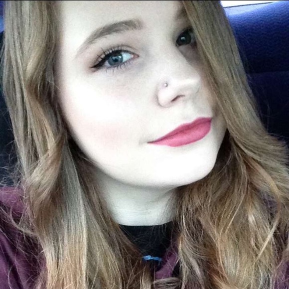 Profile Picture of Leah Best (@mrsleahbest) on Poshmark