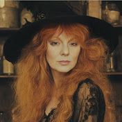 Profile Picture of Paula Hanson (@mrsaviator) on Youtube