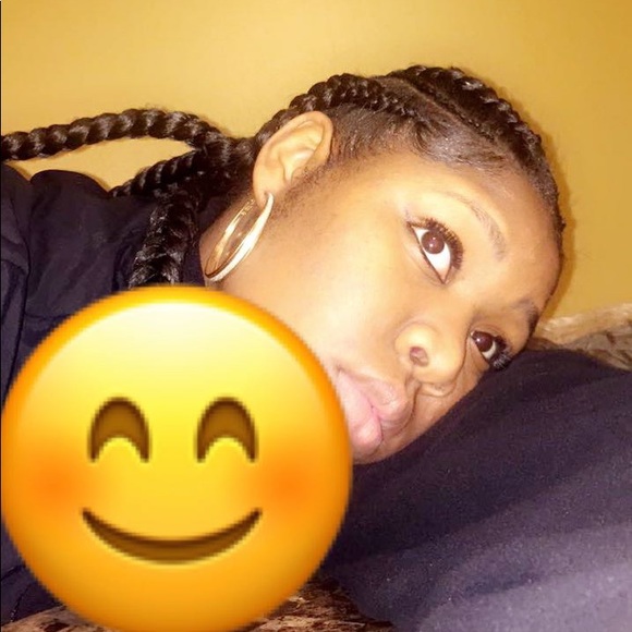 Profile Picture of Alonzia Tagger (@lonzee01) on Poshmark