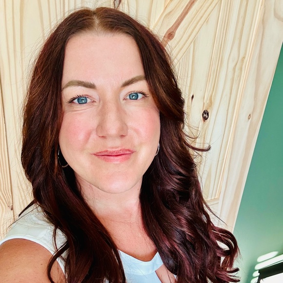 Profile Picture of Amanda Wagner (@cogirls12) on Poshmark