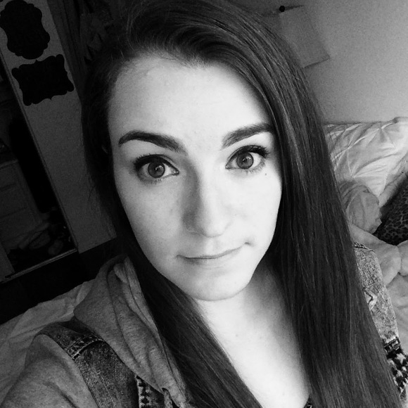 Profile Picture of Michala Mayhugh (@micmayhugh) on Poshmark