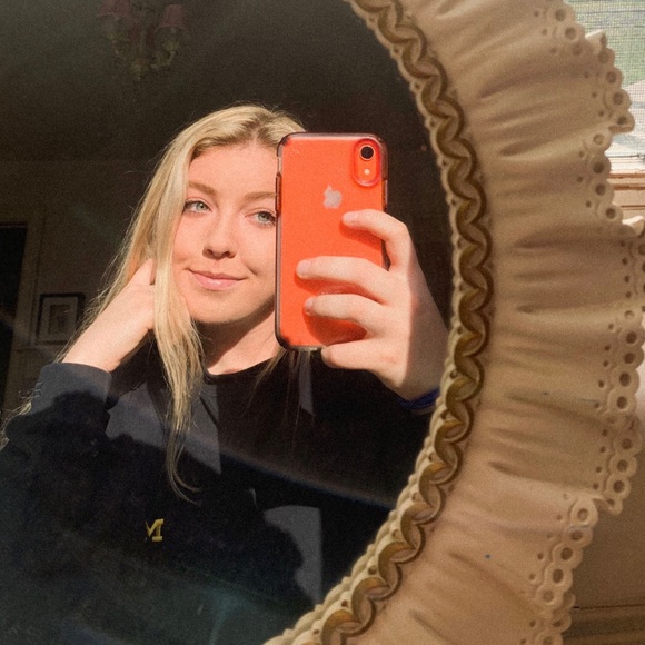 Profile Picture of Alex Beaty (@alexbeatyy) on Poshmark