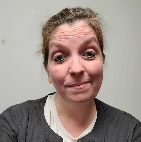 Profile Picture of Robyn Stires (@mrslunch) on Poshmark