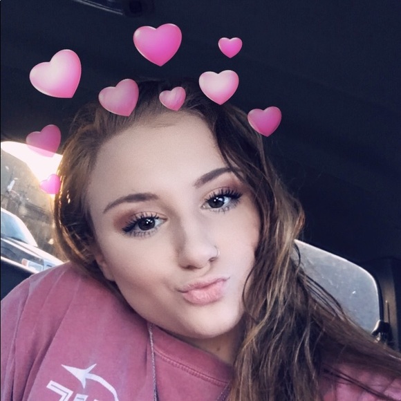 Profile Picture of Baylee Snook (@bayleesnook) on Poshmark