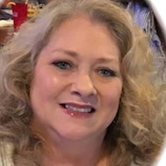 Profile Picture of Lisa Quader (@lgquader) on Poshmark